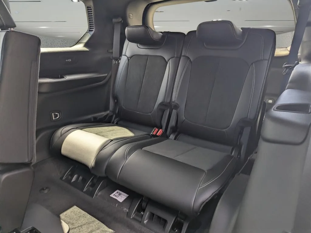 New 2026 Diamond Black Crystal Pearl-Coat Exterior Paint Jeep Laredo Altitude image 8