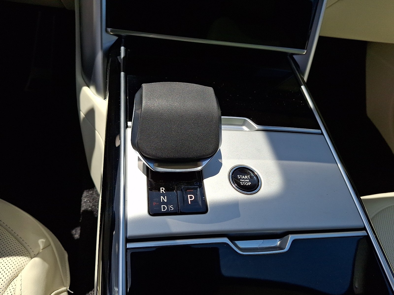 New 2026 Ostuni Pearl White Land Rover P530 SE 7 Seat image 12