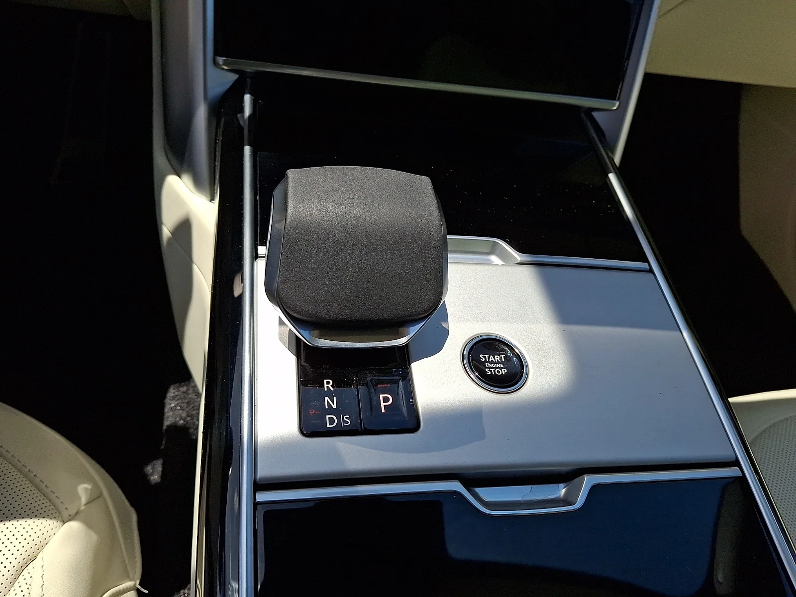 New 2026 Ostuni Pearl White Land Rover P530 SE 7 Seat image 12