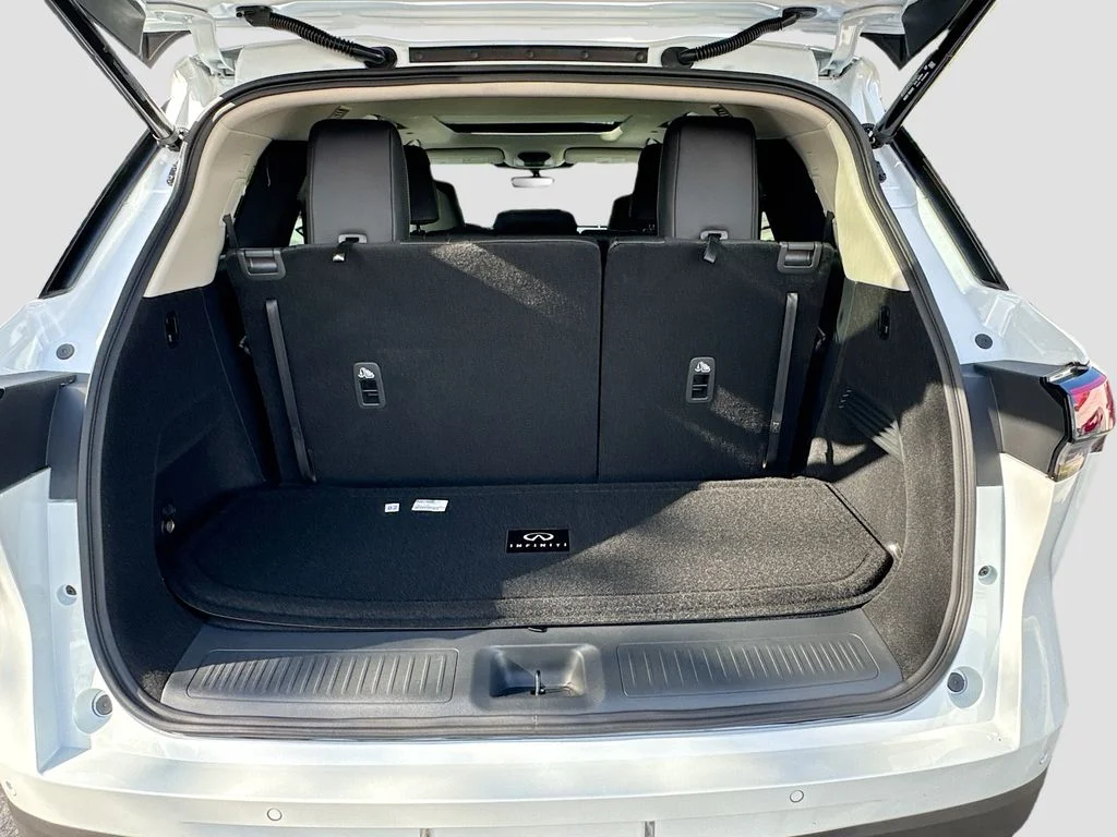 Used 2027 White INFINITI LUXE image 28