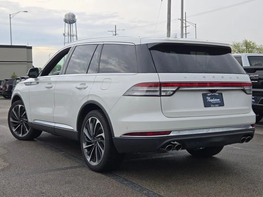 Used 2021 White Lincoln Reserve image 17