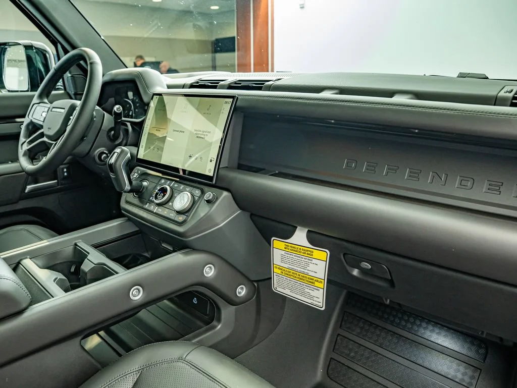 New 2026 Santorini Black Land Rover X-Dynamic SE image 37