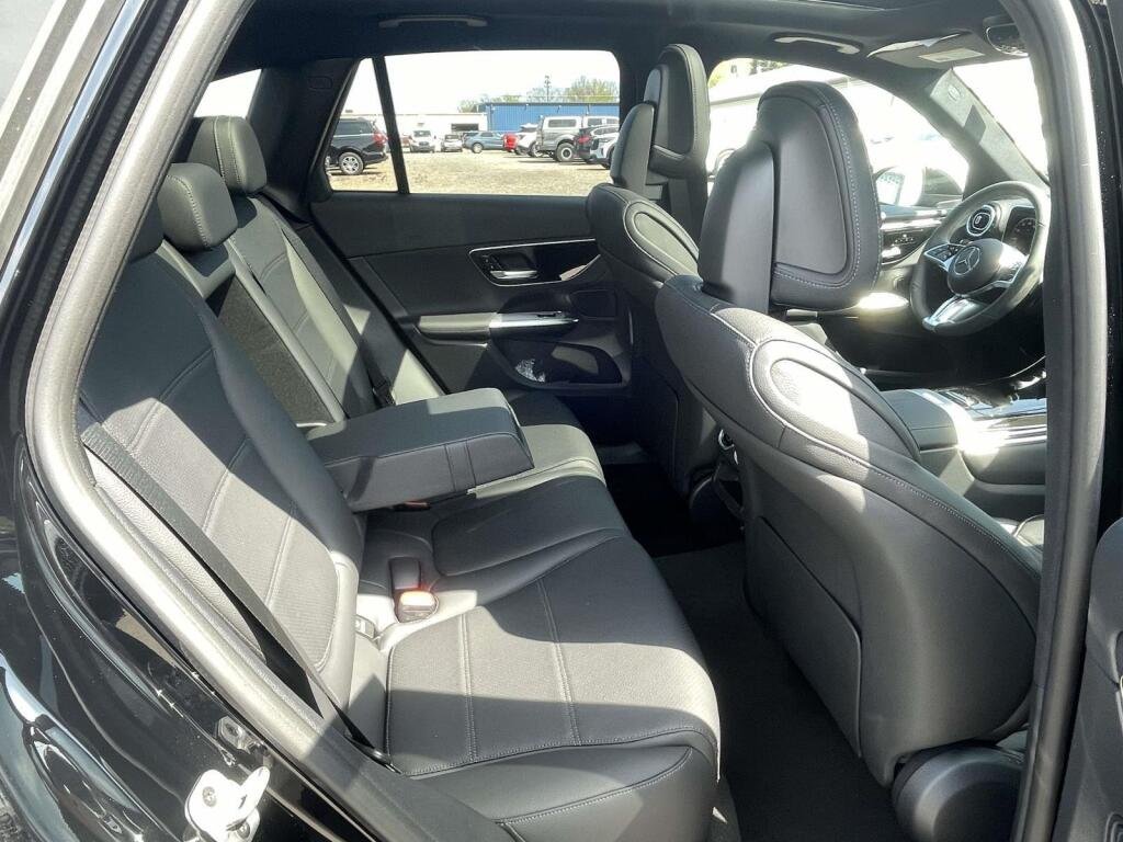 New 2026 2040/Black Mercedes-Benz GLC 300 image 22