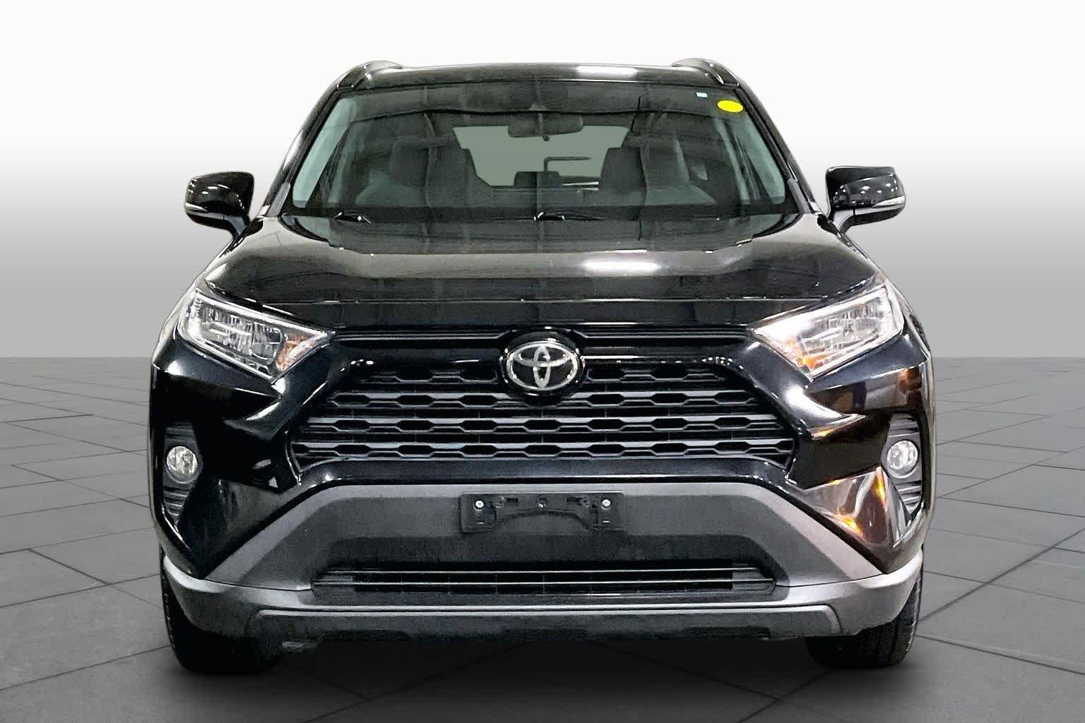 Used 2019 Midnight Black Metallic Toyota XLE image 4