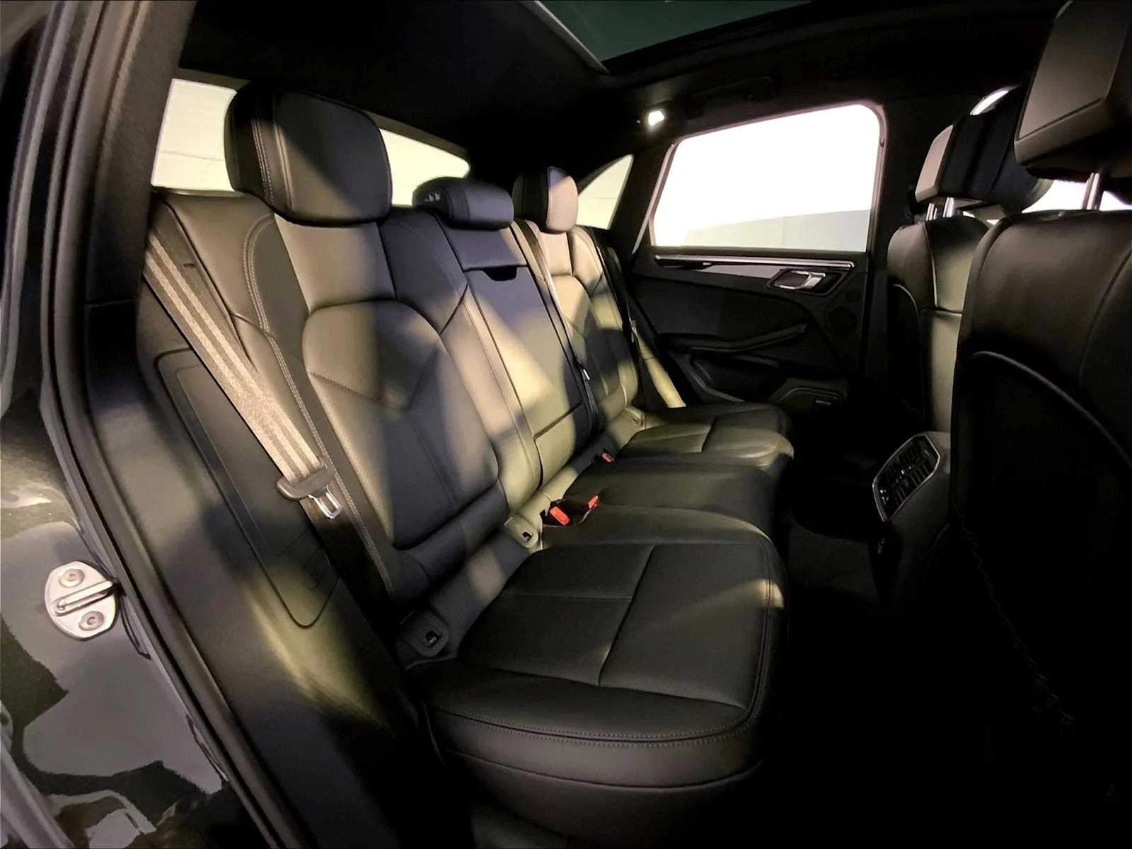 2026 Porsche Macan Base - Photo 23