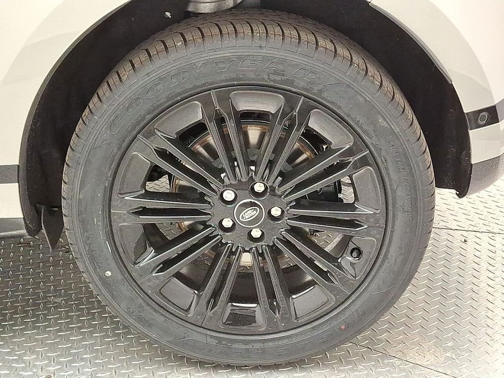 New 2026 Seoul Pearl Silver Land Rover Dynamic image 5