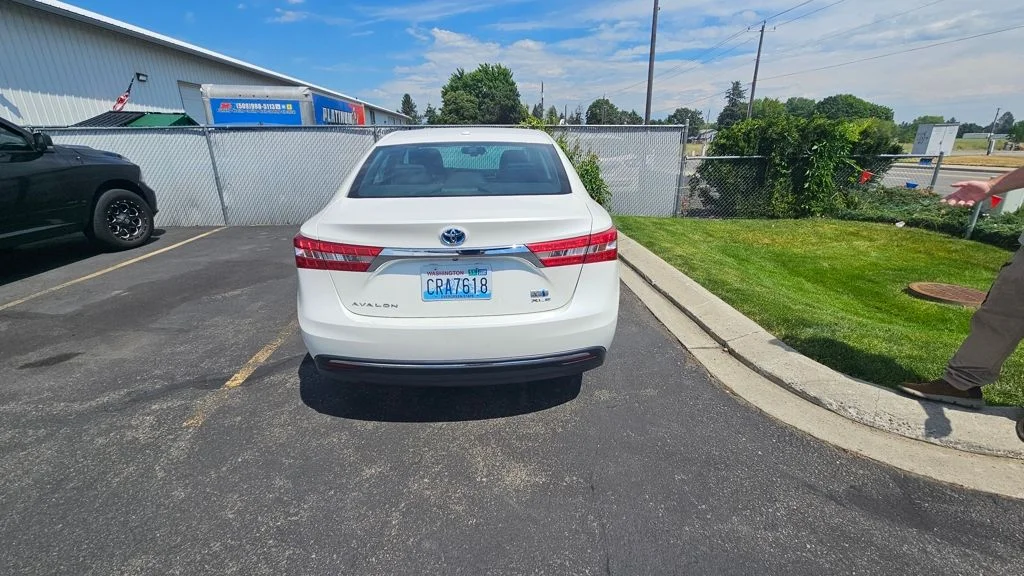 Used 2014 White Toyota XLE Touring image 4
