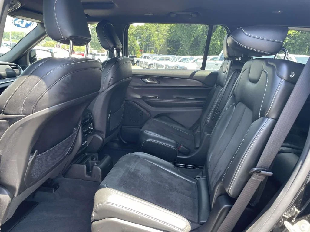 Used 2023 Black Jeep Altitude image 20
