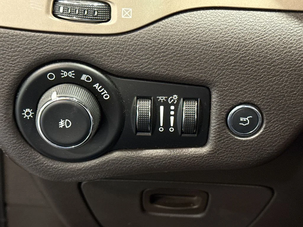 Used 2015 Blue Jeep Trailhawk image 20