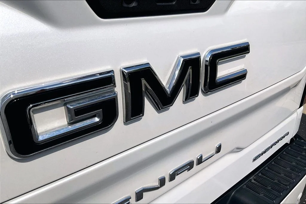 Used 2022 White Frost Tricoat GMC Denali image 8