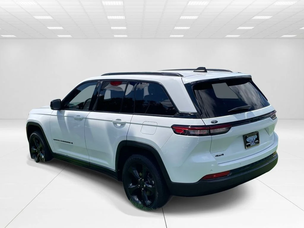 Used 2023 White Jeep Altitude X image 4