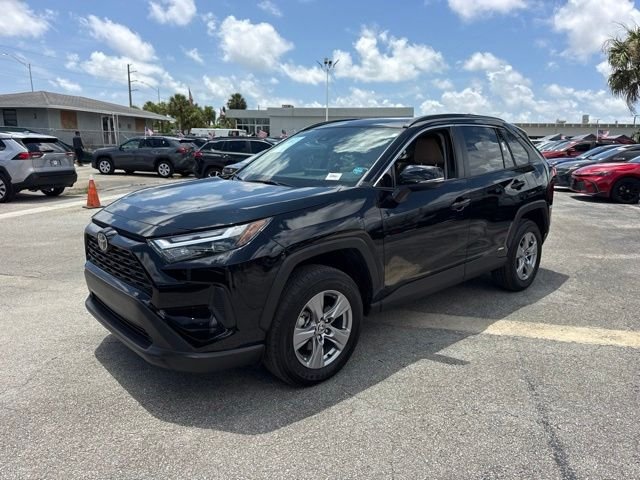2025 Toyota RAV4 XLE - Photo 7
