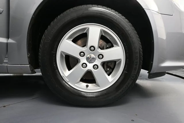 Used 2013 Silver Dodge SXT image 15