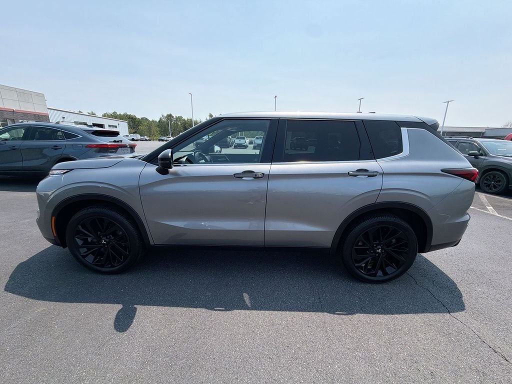 Used 2023  Mitsubishi SE Black Edition image 5