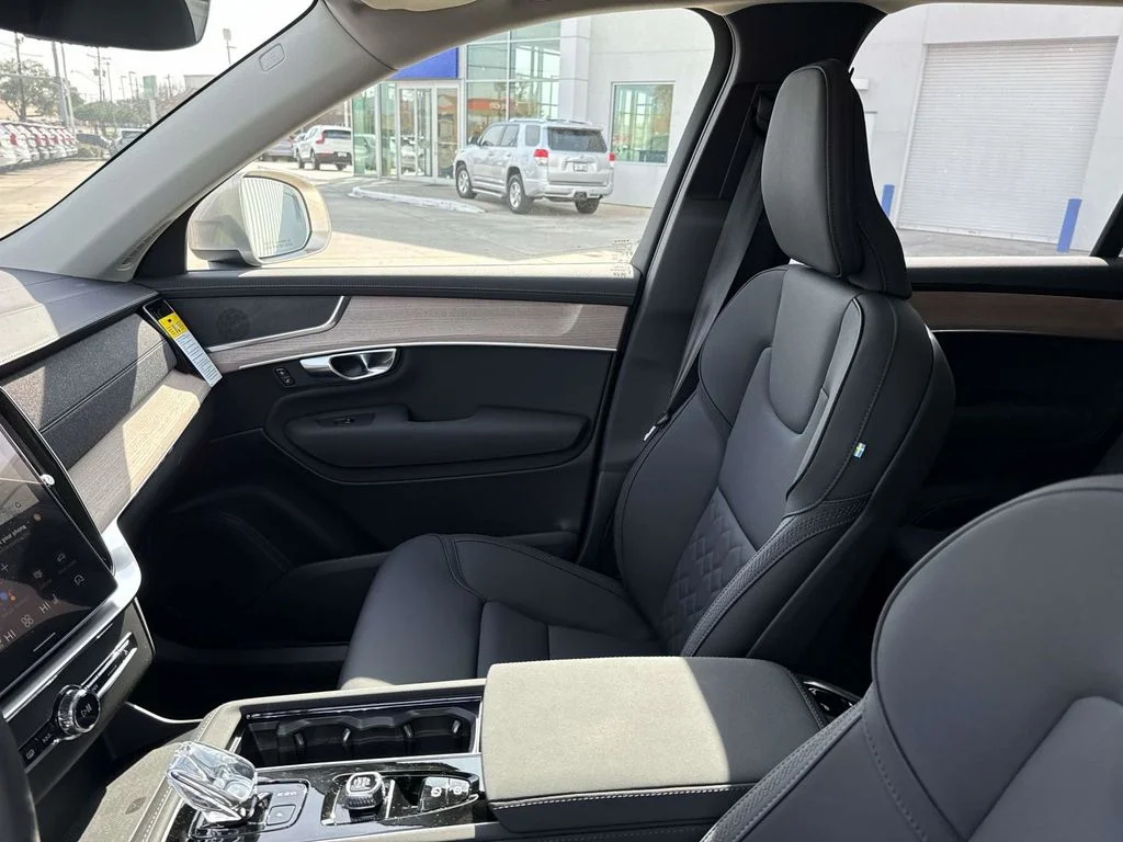 2026 Volvo XC90 Plus - Photo 17