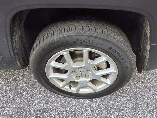 Used 2023 Red Jeep Latitude image 11