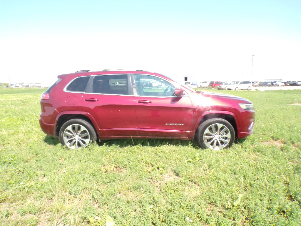 Used 2019 Velvet Red Pearlcoat Jeep Overland image 4