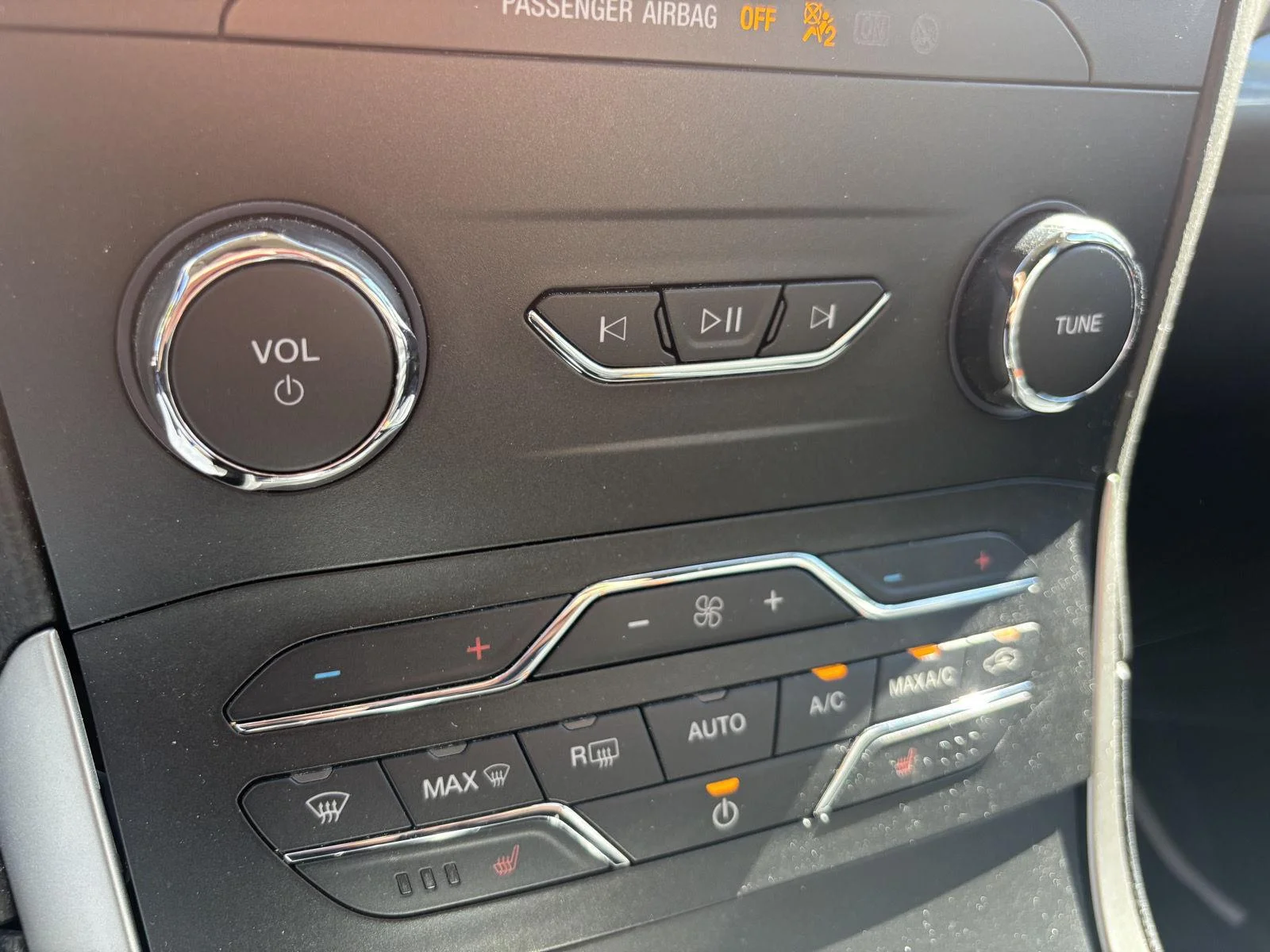 Used 2020 Oxford White Ford SEL image 13