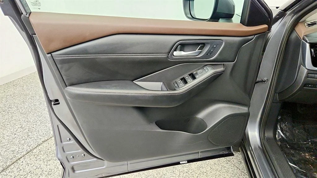 Used 2023 Gun Metallic Nissan FWD SL image 11