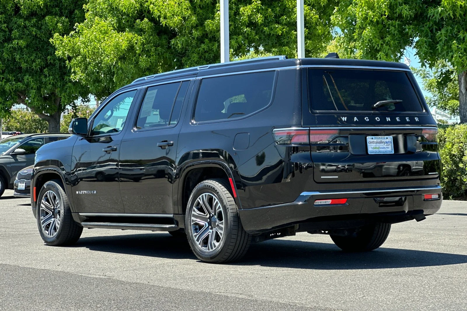 Certified Used 2023 Diamond Black Crystal Pearlcoat Jeep Series II image 6