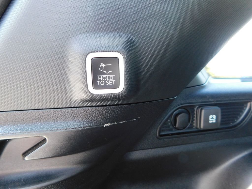Used 2024 White Jeep Altitude image 23