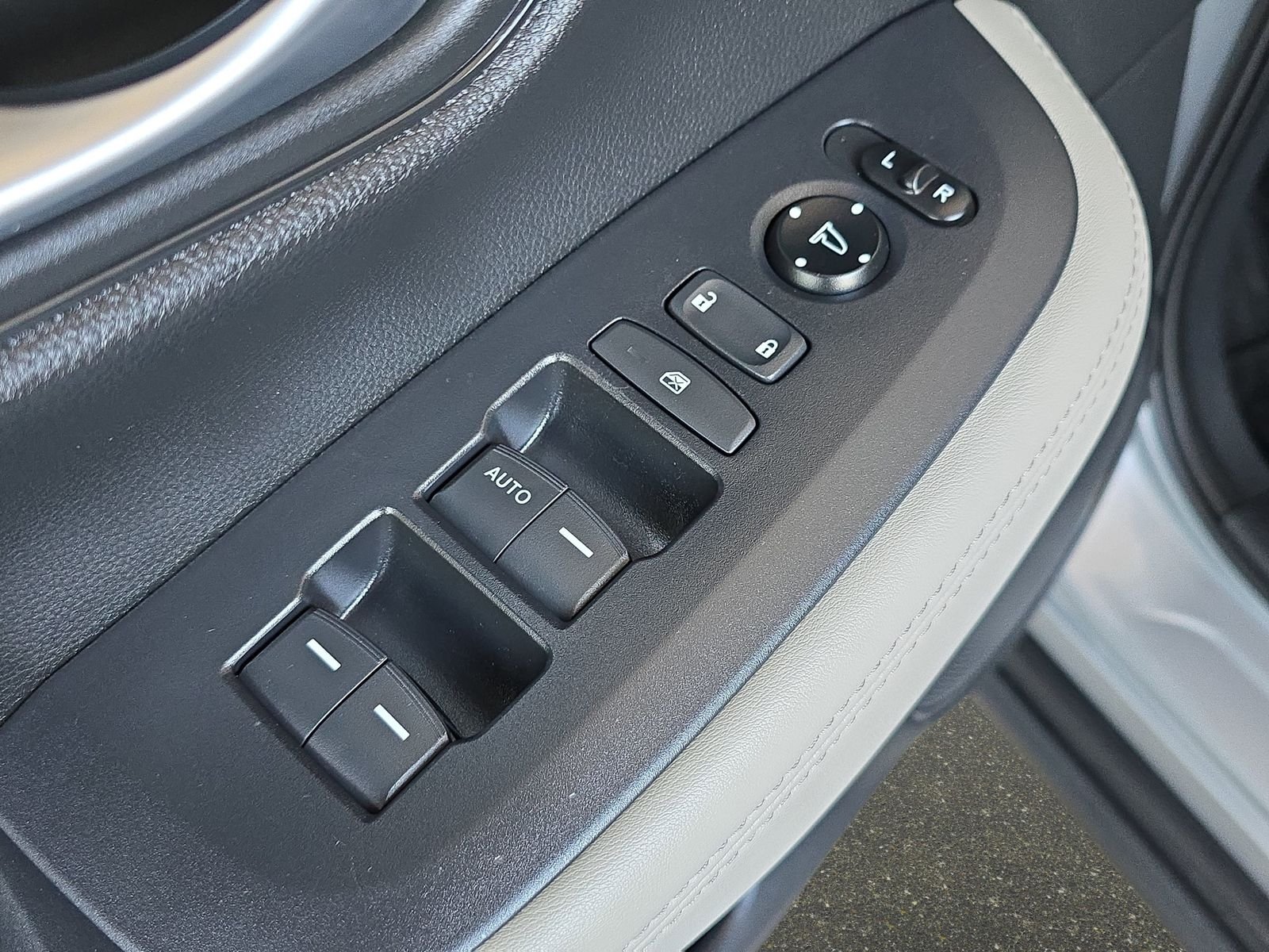 Used 2025 Silver Honda LX image 28