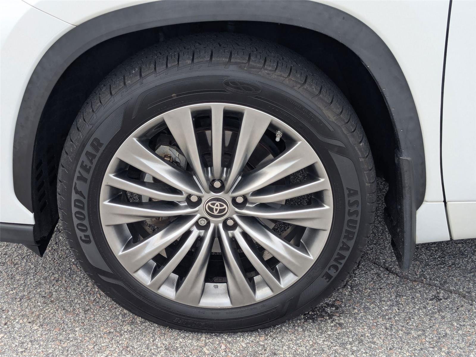Used 2022 Wind Chill Pearl Toyota Platinum image 10