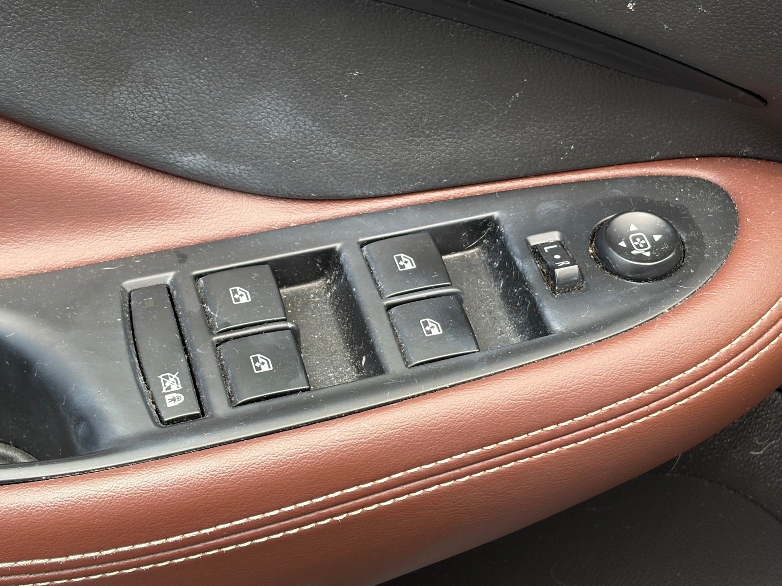 Used 2017 EBONY TWILIGHT METALLIC Buick Essence image 6