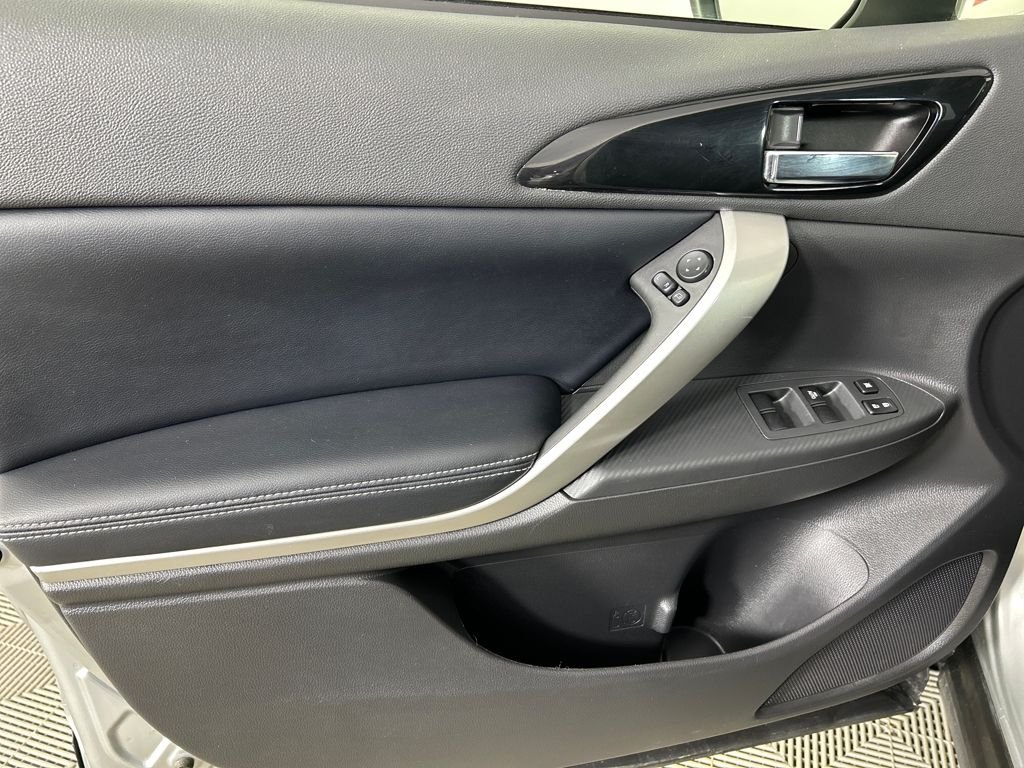 Used 2025 Silver Mitsubishi SE image 10