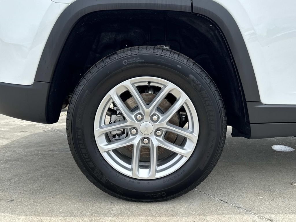 New 2026 Bright White Clear-Coat Exterior Paint Jeep Laredo X image 15