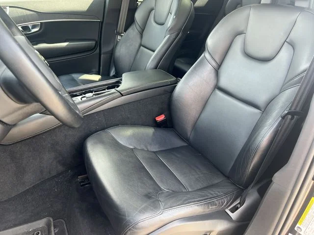 Used 2020 Black Volvo T5 Momentum image 29