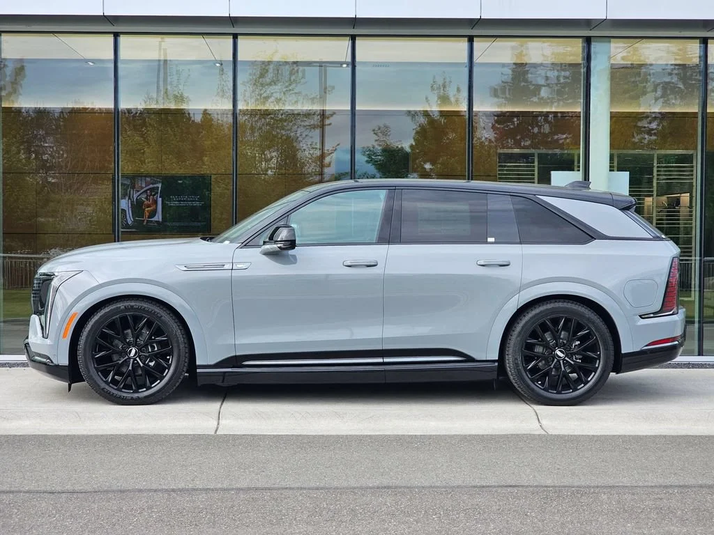 New 2026 Luna Metallic Cadillac Premium Sport image 2