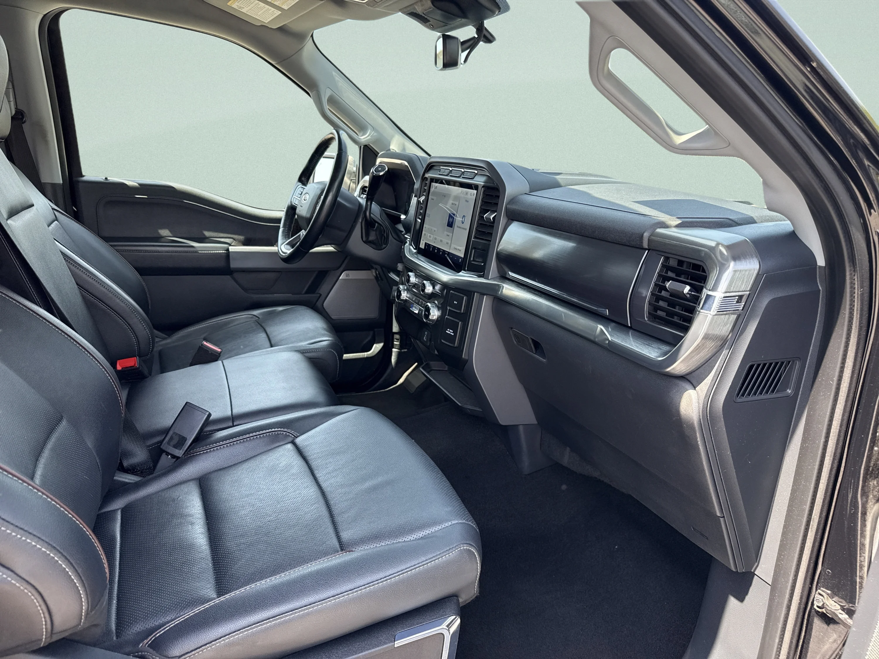 Used 2022 Agate Black Metallic Ford LARIAT image 18