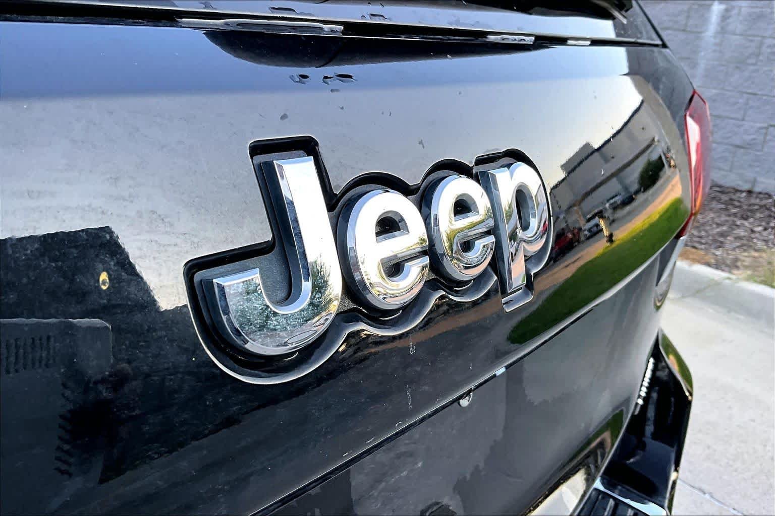 Used 2020 Diamond Black Crystal Pearlcoat Jeep Limited image 34
