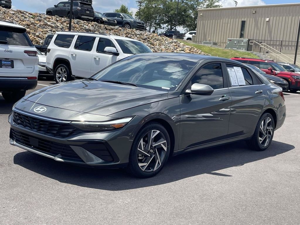 Used 2025 Gray Hyundai SEL Convenience image 6