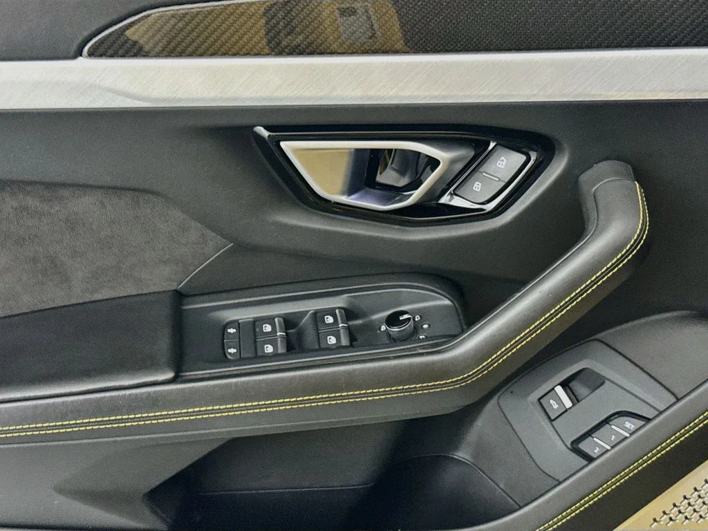 Used 2020 Gialllo Auge Lamborghini  image 18