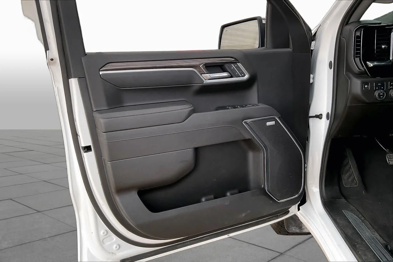 Used 2025 Summit White Chevrolet LTZ image 18