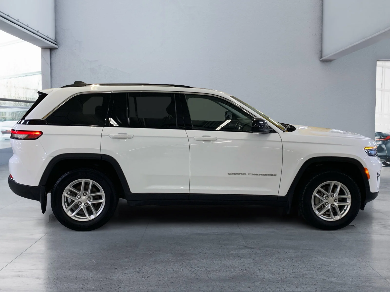 Used 2023 White Jeep Laredo image 6