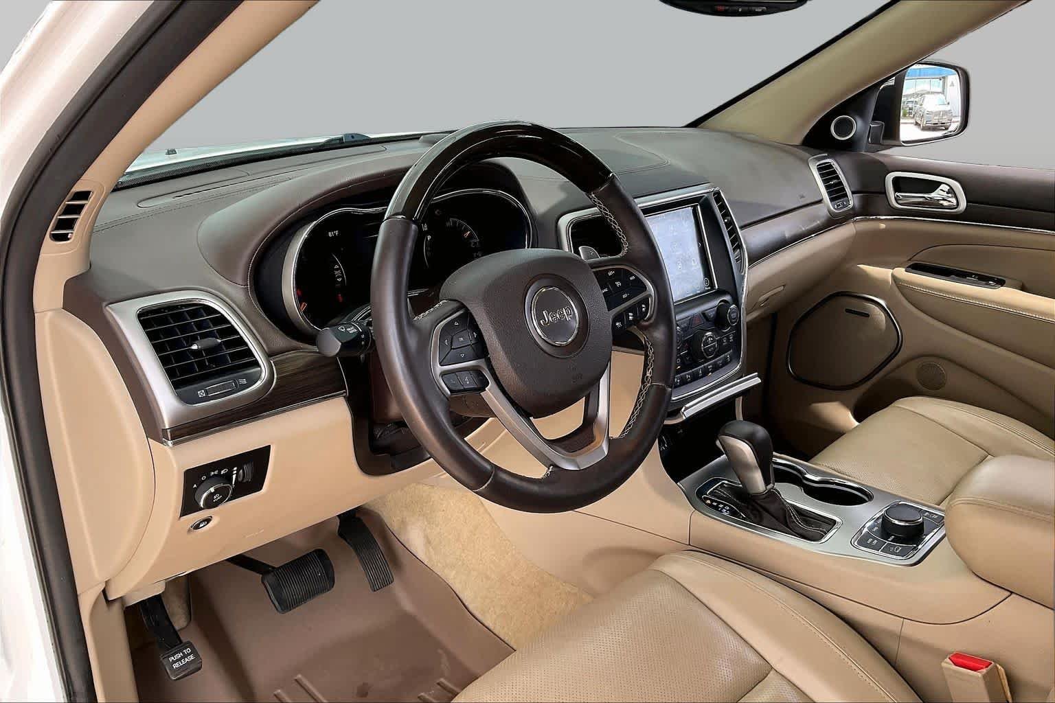 Used 2018 Ivory 3-Coat Jeep Overland image 16