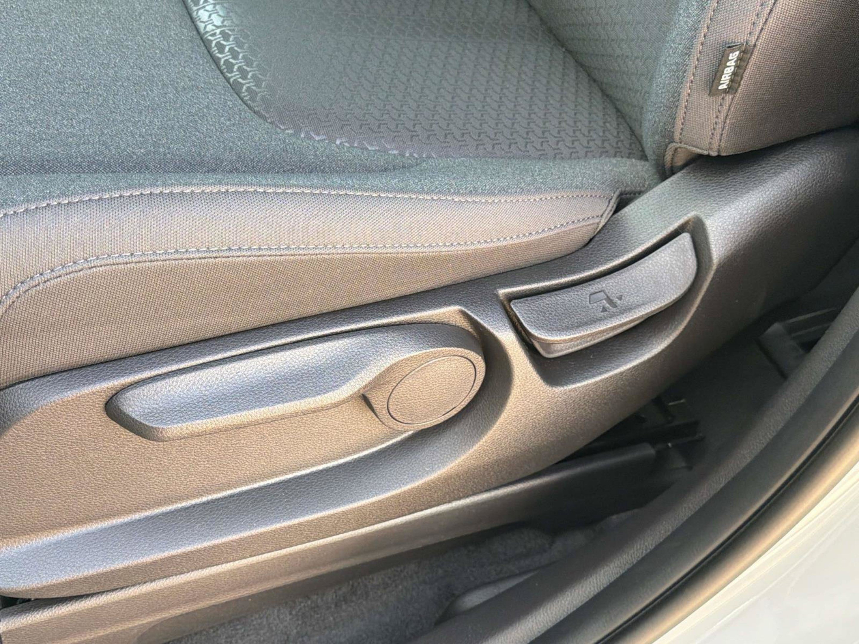 New 2027 Ceramic Silver Kia LX image 21