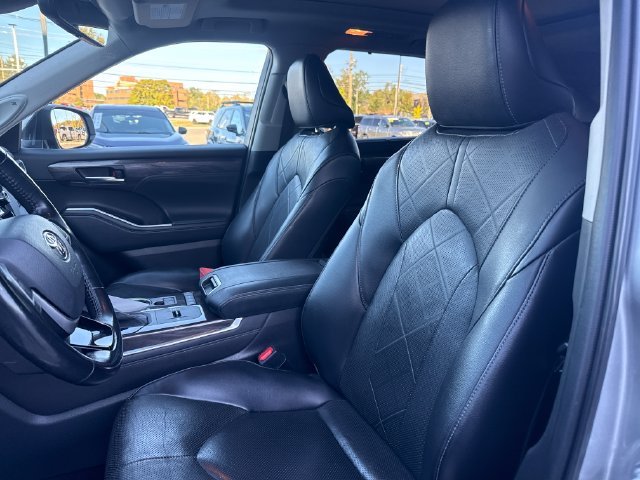 Used 2022 Silver Toyota Platinum image 13