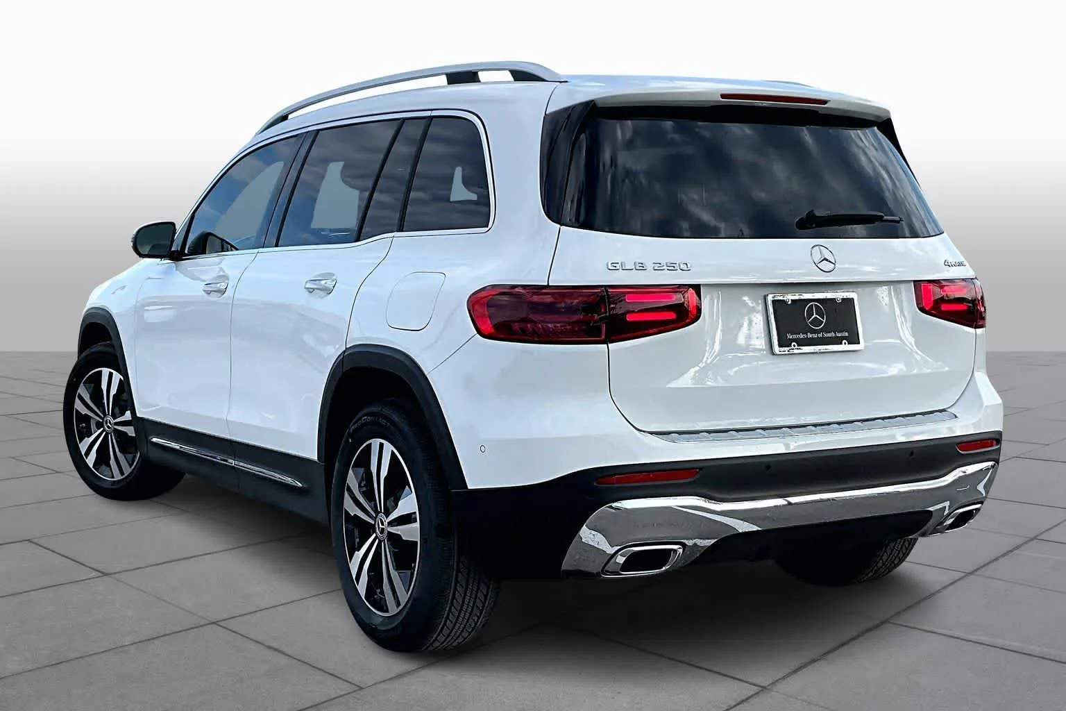 New 2026 Polar White Mercedes-Benz GLB 250 image 12