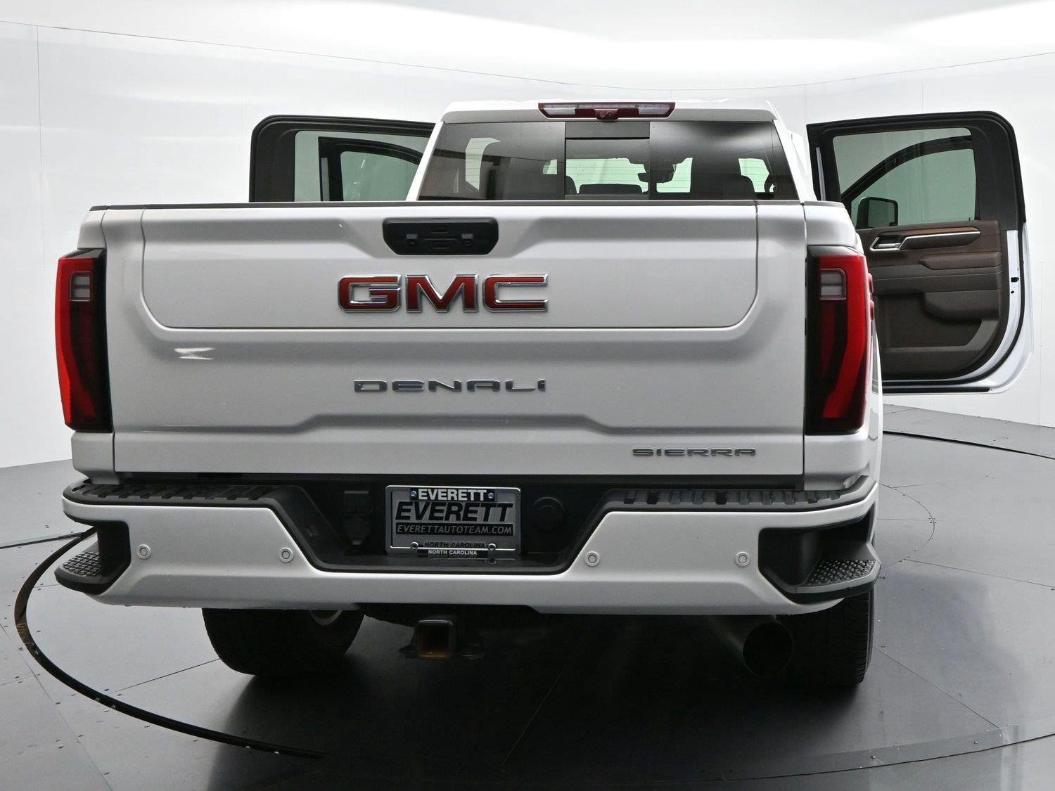 Used 2025 White Frost Tricoat GMC Denali image 39