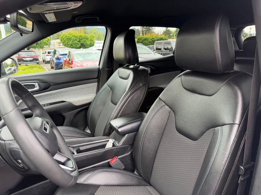 Used 2024 White Jeep Latitude image 14