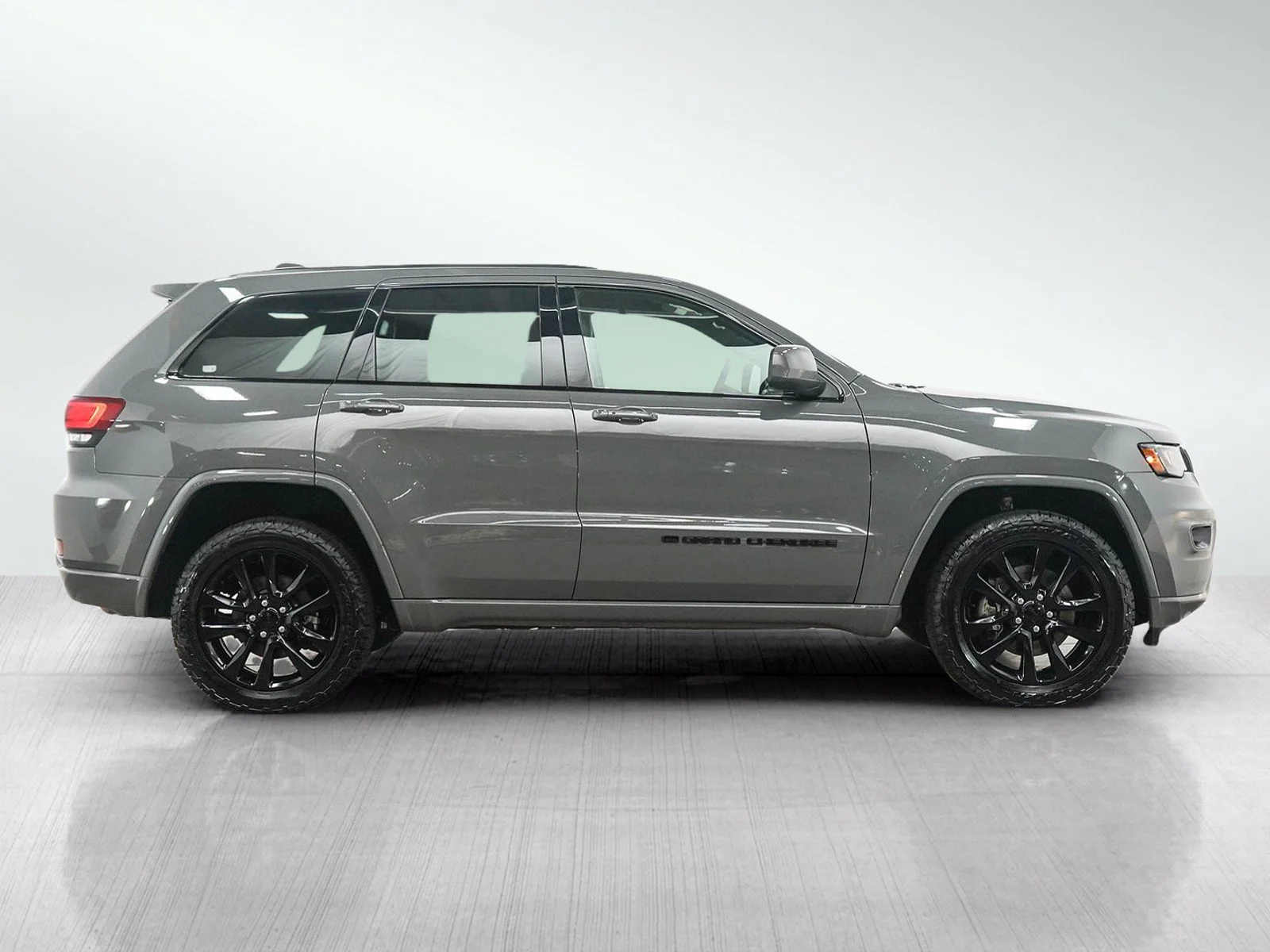 Used 2022 Sting-Gray Clearcoat Jeep Laredo X image 6