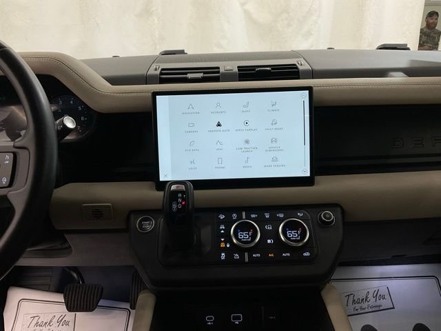 Used 2024 White Land Rover X-Dynamic SE image 19