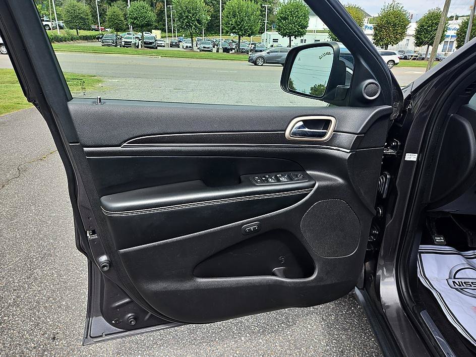 Used 2017 Granite Crystal Metallic Clearcoat Jeep Limited image 12