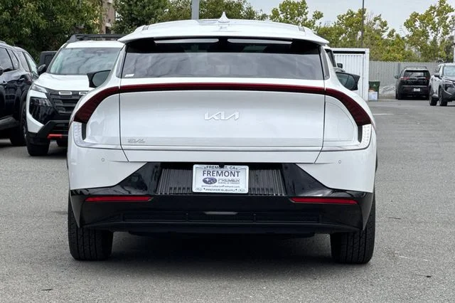 Used 2024 White Kia Wind image 5