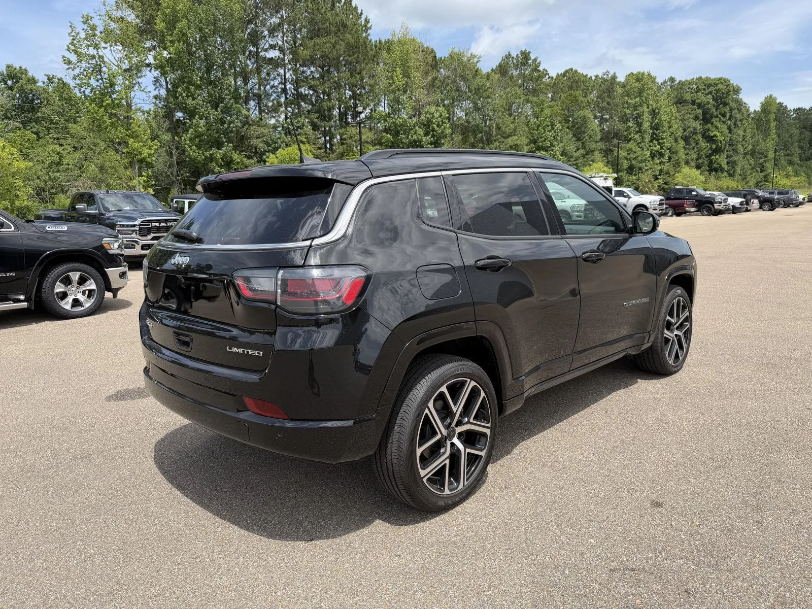 Used 2025 Diamond Black Crystal Pearlcoat Jeep Limited image 6