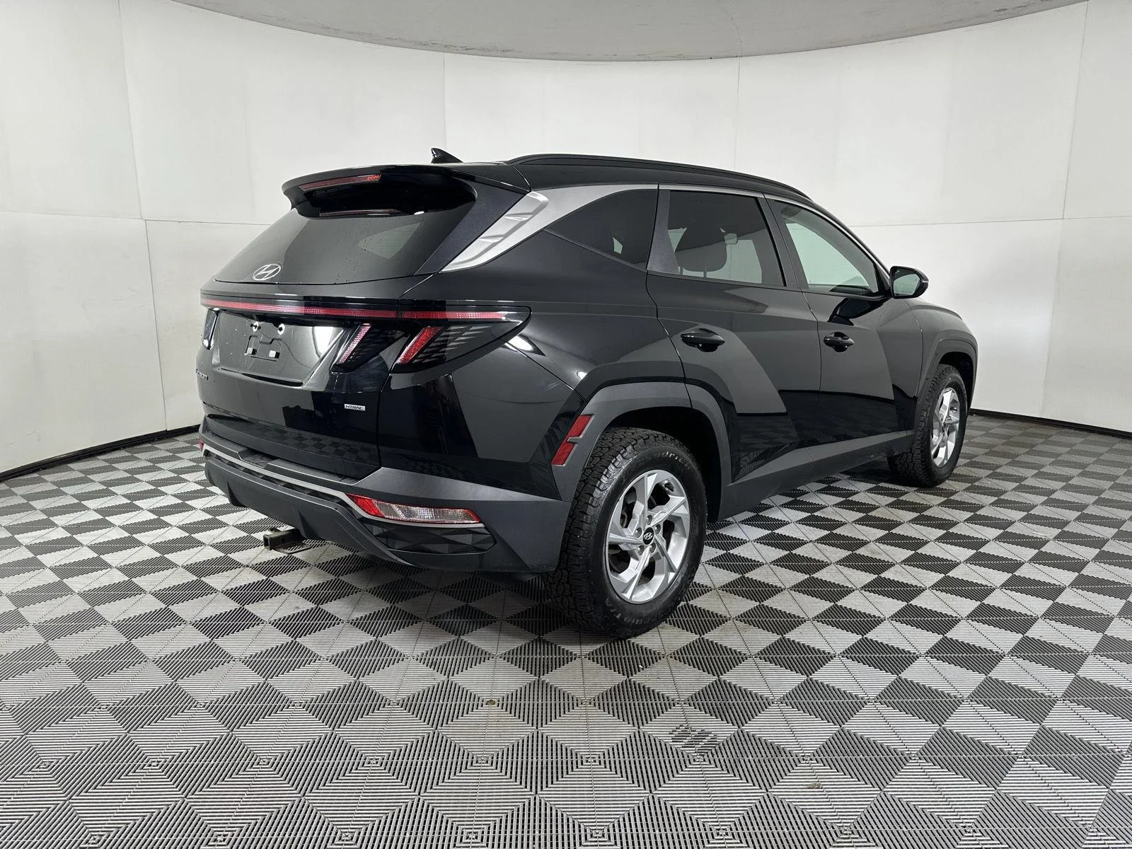 Used 2023 Phantom Black Hyundai SEL image 7